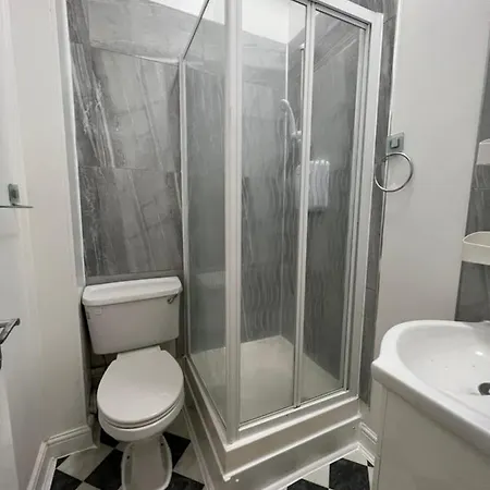 Lovely Studio Apartments On Finchley Road Лондон Экстерьер фото